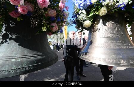 Aichtal, Deutschland. September 2021. Bischof Gebhard Fürst (l.) steht vor der Kirche Maria Hilf der Christen vor einer Kirchenglocke (r), die an eine Pfarrei in Tschechien zurückgegeben werden soll, und einer neuen Glocke. Die Diözese startet das bisher einzigartige katholische Friedensprojekt „Friedensglocken für Europa“, indem sie in polnische und tschechische Pfarreien Kirchenglocken zurückkehrt, die einst vom Nazi-Regime in den sogenannten deutschen Ostgebieten gehangen und in die Kriegsmaschine eingespeist wurden. Quelle: Bernd Weißbrod/dpa/Alamy Live News Stockfoto