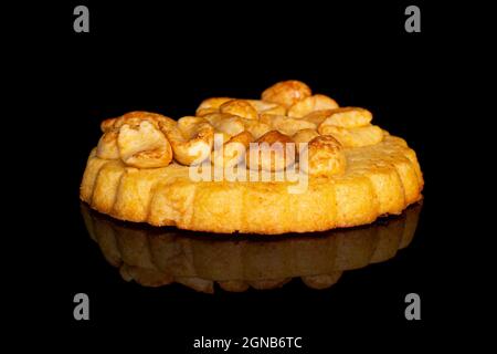 Ein ganz leckerer Plätzchen mit Erdnüssen auf schwarzem Glas Stockfoto
