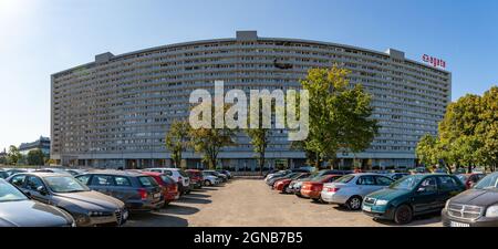 Ein Panoramabild der Superjednostka, einem berühmten Gebäude der sozialistischen Moderne in Katowice. Stockfoto