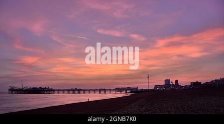 Sonnenuntergang über Brighton Pier Stockfoto