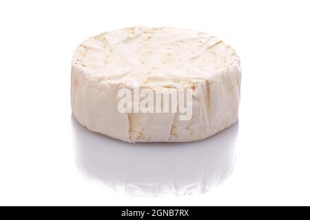 Stück Ziegenkamembert-Käse isoliert auf weißem Hintergrund Stockfoto