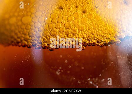 Seidiges Bier sprudelt in Nahaufnahme Stockfoto
