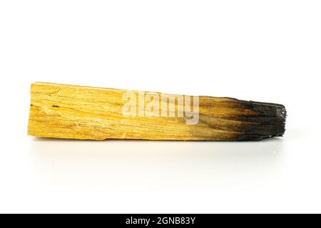 Ein ganzer verbrannter palo santo Stick isoliert auf weißem Hintergrund Stockfoto