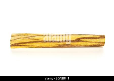 Ein ganzer palo santo Stick isoliert auf weißem Hintergrund Stockfoto