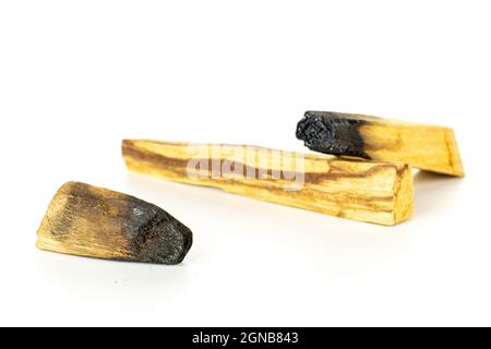 Gruppe von drei ganzen verbrannten palo santo Stick isoliert auf weißem Hintergrund Stockfoto