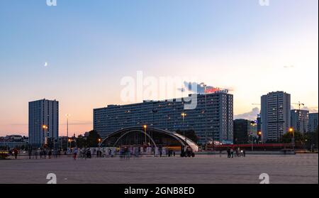 Ein Bild der Superjednostka, einem berühmten Gebäude der sozialistischen Moderne in Katowice, und der Galerie der Schönen Künste bei Sonnenuntergang. Stockfoto