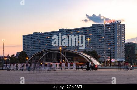 Ein Bild der Superjednostka, einem berühmten Gebäude der sozialistischen Moderne in Katowice, und der Galerie der Schönen Künste bei Sonnenuntergang. Stockfoto