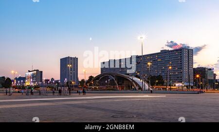 Ein Bild der Superjednostka, einem berühmten Gebäude der sozialistischen Moderne in Katowice, und der Galerie der Schönen Künste bei Sonnenuntergang. Stockfoto