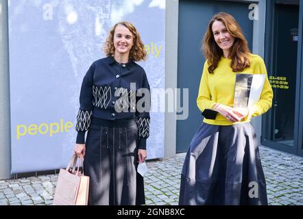 Berlin, Deutschland. September 2021. Die Geschäftsführerin von VATMH (Villa Aurora & Thomas Mann House), Heike Catherina Mertens (l.), und die Kuratorin Nana Bahlmann stehen vor dem Eingang zur Ausstellung "All the Lonely People" im silent Green Kulturquartier. Mit Arbeiten von Stipendiaten der Villa Aurora und des Thomas Mann Hauses feiert die Villa Aurora vom 25. September bis 10. Oktober ihr 25-jähriges Bestehen. Die bundesfinanzierten Institutionen in Los Angeles dienen dem deutsch-amerikanischen Kulturaustausch. Quelle: Annette Riedl/dpa/Alamy Live News Stockfoto