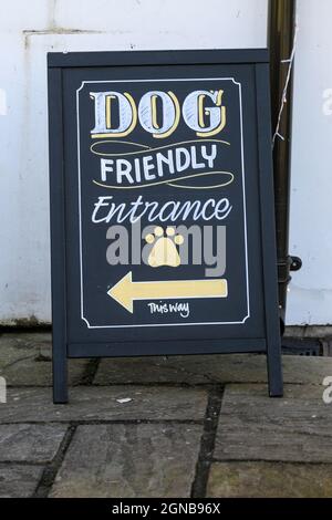 Ein Schild vor einem Pub oder öffentlichen Haus mit der Aufschrift „dog friendly entrance“, England, Großbritannien Stockfoto