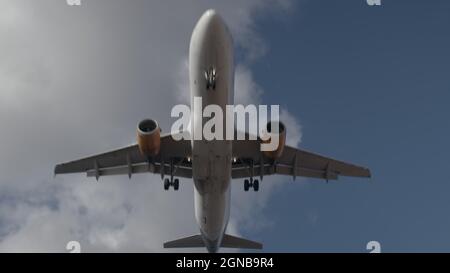 Blick auf das Flugzeug bei der Annäherung, Jet fliegen über Stockfoto