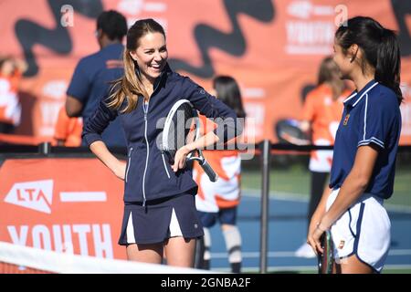 Die Herzogin von Cambridge mit der britischen US-Open-Meisterin Emma Raducanu während einer Veranstaltung des LTA Youth Programms im National Tennis Center in London. Bilddatum: Freitag, 24. September 2021. Stockfoto