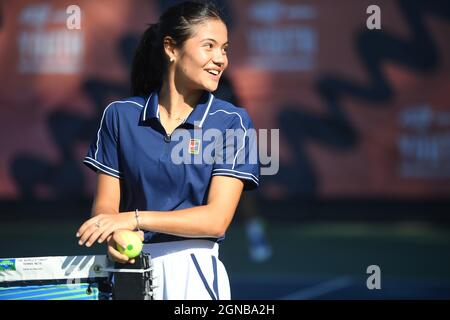 Emma Raducanu, die britische US-Open-Meisterin, bei einer Veranstaltung des LTA Youth Programms im National Tennis Centre in London. Bilddatum: Freitag, 24. September 2021. Stockfoto