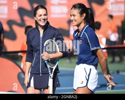 Die Herzogin von Cambridge mit der britischen US-Open-Meisterin Emma Raducanu während einer Veranstaltung des LTA Youth Programms im National Tennis Center in London. Bilddatum: Freitag, 24. September 2021. Stockfoto