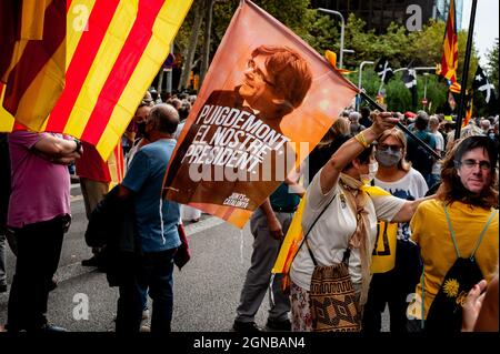 24. September 2021, Barcelona, Katalonien, Spanien: Anhänger der Unabhängigkeit halten Fahnen und Transparente mit dem Bild des ehemaligen katalanischen Präsidenten Carles Puigdemont, während sie sich neben dem italienischen Konsulat in Barcelona versammeln, um gegen die Inhaftierung des Catallan-Führers in Italien zu protestieren. Quelle: Jordi Boixareu/Alamy Live News Stockfoto