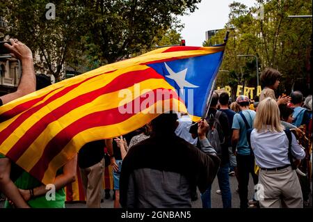 24. September 2021, Barcelona, Katalonien, Spanien: Anhänger der Unabhängigkeit halten Fahnen fest, als sie sich neben dem italienischen Konsulat in Barcelona versammeln, um gegen die Inhaftierung des ehemaligen Präsidenten von Catallan Carles Puigdemont in Italien zu protestieren. Quelle: Jordi Boixareu/Alamy Live News Stockfoto