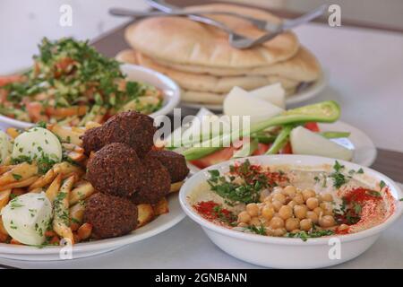 Hummus. Einem arabischen levantinischen Dip oder Aufstrich aus gekochten, zerdrückten Kichererbsen mit Tahin, Olivenöl, Zitronensaft, Salz und Knoblauch gemischt. Garniert mit Stockfoto