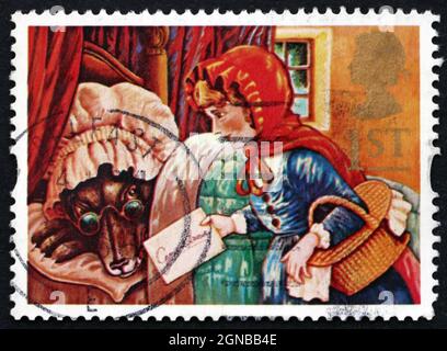 GROSSBRITANNIEN - UM 1994: Eine in Großbritannien gedruckte Briefmarke zeigt Rotkäppchen und den Wolf, Märchen, um 1994 Stockfoto