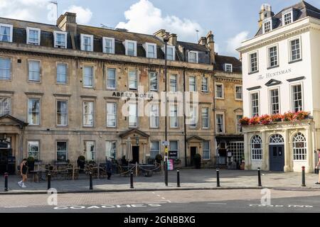 Das Abbey Hotel und das Huntsman Public House im Stadtzentrum von Bath, Somerset, England, Großbritannien. UNESCO-Weltkulturerbe Stockfoto