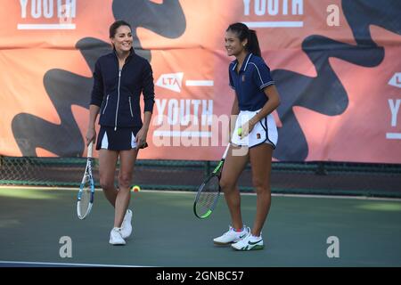 Die Herzogin von Cambridge mit der britischen US-Open-Meisterin Emma Raducanu während einer Veranstaltung des LTA Youth Programms im National Tennis Center in London. Bilddatum: Freitag, 24. September 2021. Stockfoto