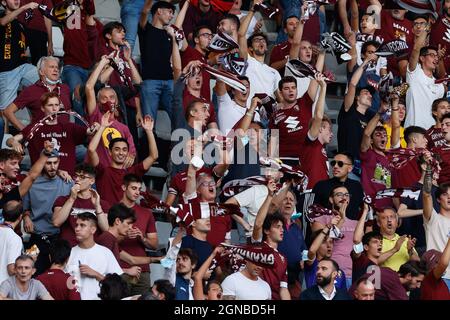 Turin, Italien. September 2021. Torino FC-Fans während des Spiels Torino FC vs SS Lazio, Italienische Fußballserie A in Turin, Italien, September 23 2021 Quelle: Independent Photo Agency/Alamy Live News Stockfoto