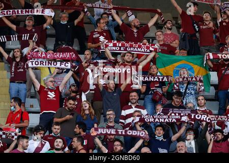 Turin, Italien. September 2021. Torino FC-Fans während des Spiels Torino FC vs SS Lazio, Italienische Fußballserie A in Turin, Italien, September 23 2021 Quelle: Independent Photo Agency/Alamy Live News Stockfoto