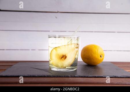 Tasse Gin und Tonic mit Birne Stockfoto