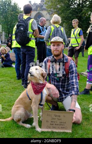 Bristol, Großbritannien. September 2021. Jam Jam der Hund hat einen Blick auf den Klimawandel. Viele Menschen und Demonstranten im Schulalter versammeln sich auf dem College Green, um den Protest gegen das mangelnde Handeln der Regierung in Bezug auf den Klimawandel fortzusetzen. Dies wird der erste öffentliche Klimastreik sein, seit Greta Thunberg die Stadt im Februar 2020 besucht hat. Kredit: JMF Nachrichten/Alamy Live Nachrichten Stockfoto