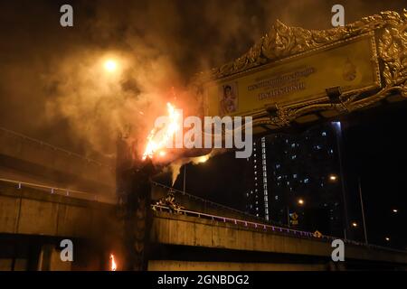 Bangkok, THAILAND - 12. September 2021: Das Rettungsteam verwendete Dry Chemical, um das Feuer zu löschen, das den königlichen Gedenkbogen verbrannt hat. Stockfoto