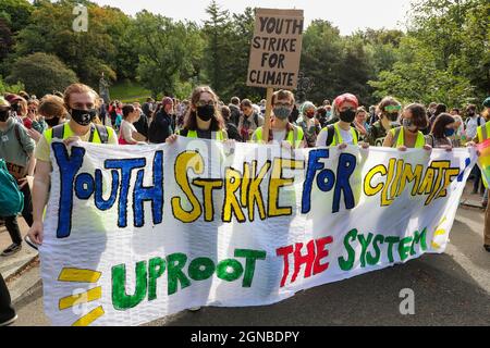 Glasgow, Großbritannien. September 2021. „FRIDAYS FOR FUTURE SCOTLAND“, eine Organisation mit mehreren Kampagnen, die sich mit Klimawandel, Umweltverschmutzung, sozioökonomischen und politischen Themen befasst, veranstaltete einen protestmarsch durch das Stadtzentrum von Glasgow von der Universität Glasgow zum George Square, um ihre Sorgen für die Umwelt hervorzuheben. Kredit: Findlay/Alamy Live Nachrichten Stockfoto