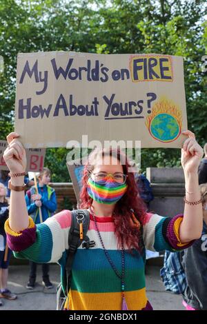 Glasgow, Großbritannien. September 2021. „FRIDAYS FOR FUTURE SCOTLAND“, eine Organisation mit mehreren Kampagnen, die sich mit Klimawandel, Umweltverschmutzung, sozioökonomischen und politischen Themen befasst, veranstaltete einen protestmarsch durch das Stadtzentrum von Glasgow von der Universität Glasgow zum George Square, um ihre Sorgen für die Umwelt hervorzuheben. Kredit: Findlay/Alamy Live Nachrichten Stockfoto