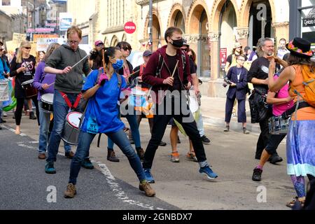 Bristol, Großbritannien. September 2021. Der marsch hat immer eine Samba-Band. Demonstranten im Schulalter überspringen die Schule, um sich auf College Green zu versammeln, um den Protest gegen das mangelnde Handeln der Regierung in Bezug auf den Klimawandel fortzusetzen. Dies wird der erste öffentliche Klimastreik sein, seit Greta Thunberg die Stadt im Februar 2020 besucht hat. Kredit: JMF Nachrichten/Alamy Live Nachrichten Stockfoto