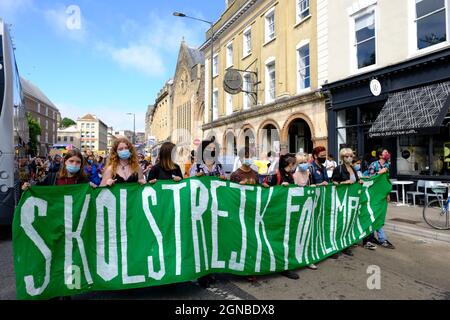 Bristol, Großbritannien. September 2021. Demonstranten im Schulalter überspringen die Schule, um sich auf College Green zu versammeln, um den Protest gegen das mangelnde Handeln der Regierung in Bezug auf den Klimawandel fortzusetzen. Dies wird der erste öffentliche Klimastreik sein, seit Greta Thunberg die Stadt im Februar 2020 besucht hat. Kredit: JMF Nachrichten/Alamy Live Nachrichten Stockfoto