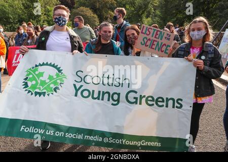 Glasgow, Großbritannien. September 2021. „FRIDAYS FOR FUTURE SCOTLAND“, eine Organisation mit mehreren Kampagnen, die sich mit Klimawandel, Umweltverschmutzung, sozioökonomischen und politischen Themen befasst, veranstaltete einen protestmarsch durch das Stadtzentrum von Glasgow von der Universität Glasgow zum George Square, um ihre Sorgen für die Umwelt hervorzuheben. Kredit: Findlay/Alamy Live Nachrichten Stockfoto