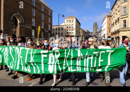 Bristol, Großbritannien. September 2021. Demonstranten im Schulalter überspringen die Schule, um sich auf College Green zu versammeln, um den Protest gegen das mangelnde Handeln der Regierung in Bezug auf den Klimawandel fortzusetzen. Dies wird der erste öffentliche Klimastreik sein, seit Greta Thunberg die Stadt im Februar 2020 besucht hat. Kredit: JMF Nachrichten/Alamy Live Nachrichten Stockfoto