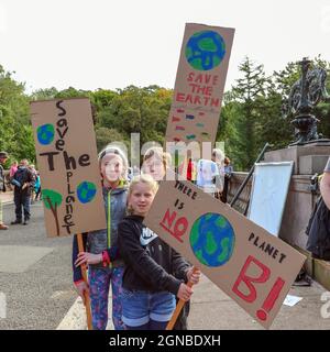 Glasgow, Großbritannien. September 2021. „FRIDAYS FOR FUTURE SCOTLAND“, eine Organisation mit mehreren Kampagnen, die sich mit Klimawandel, Umweltverschmutzung, sozioökonomischen und politischen Themen befasst, veranstaltete einen protestmarsch durch das Stadtzentrum von Glasgow von der Universität Glasgow zum George Square, um ihre Sorgen für die Umwelt hervorzuheben. Kredit: Findlay/Alamy Live Nachrichten Stockfoto