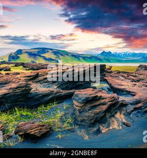 Typische isländische Landschaft an der Südküste Islands. Farbenfrohe Sommersonnenaufgänge mit vulkanischem Boden. Künstlerisches Foto im nachbearbeiteten Stil. Stockfoto