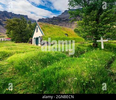 Malerische Turf-Top-Kirche im kleinen Dorf Hof. Farbenfrohe Outdoor-Szene in Skaftafell im Vatnajokull-Nationalpark, Südostisland, Europa. Interpret Stockfoto