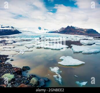 Schwimmende Eisbox auf der Gletscherlagune von Fjallsarlon. Frostiger Sommermorgen im Vatnajokull Nationalpark, Südostisland, Europa. Beitrag zum künstlerischen Stil Stockfoto