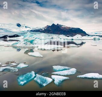 Schwimmende Eisbox auf der Gletscherlagune von Fjallsarlon. Frostiger Sommermorgen im Vatnajokull Nationalpark, Südostisland, Europa. Beitrag zum künstlerischen Stil Stockfoto