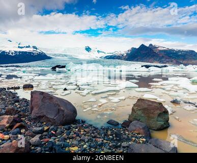 Schwimmende Eisbox auf der Gletscherlagune von Fjallsarlon. Heller Sommermorgen im Vatnajokull Nationalpark, Südostisland, Europa. Beitrag zum künstlerischen Stil Stockfoto