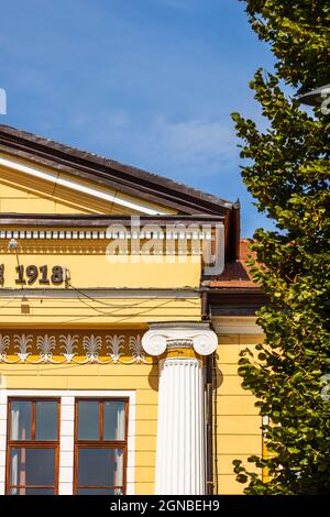 Architektonische Details, Fassade des Gebäudes der 1 Decembrie 1918 Universität, Alba Iulia, Rumänien, 2021 Stockfoto