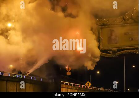 Bangkok, THAILAND - 12. September 2021: Das Rettungsteam verwendete Dry Chemical, um das Feuer zu löschen, das den königlichen Gedenkbogen verbrannt hat. Stockfoto