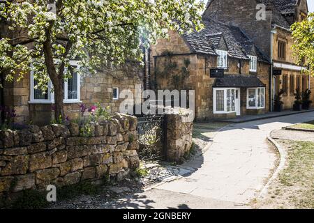 Ein schöner Frühlingsmorgen in der Cotswold-Stadt Broadway in Worcestershire. Stockfoto