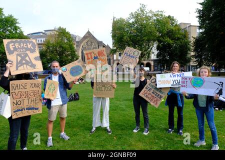 Bristol, Großbritannien. September 2021. Demonstranten im Schulalter überspringen die Schule, um sich auf College Green zu versammeln, um den Protest gegen das mangelnde Handeln der Regierung in Bezug auf den Klimawandel fortzusetzen. Dies wird der erste öffentliche Klimastreik sein, seit Greta Thunberg die Stadt im Februar 2020 besucht hat. Kredit: JMF Nachrichten/Alamy Live Nachrichten Stockfoto