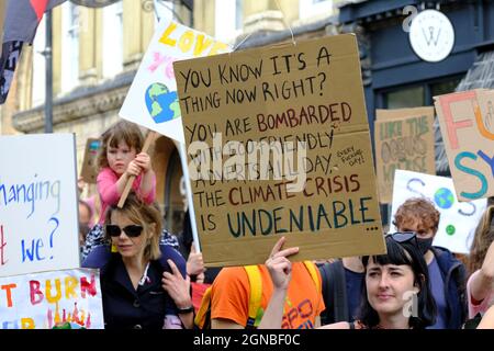 Bristol, Großbritannien. September 2021. Demonstranten im Schulalter überspringen die Schule, um sich auf College Green zu versammeln, um den Protest gegen das mangelnde Handeln der Regierung in Bezug auf den Klimawandel fortzusetzen. Dies wird der erste öffentliche Klimastreik sein, seit Greta Thunberg die Stadt im Februar 2020 besucht hat. Kredit: JMF Nachrichten/Alamy Live Nachrichten Stockfoto