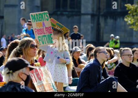 Bristol, Großbritannien. September 2021. Demonstranten überspringen die Vorschule, um sich auf College Green zu versammeln, um den Protest gegen das mangelnde Handeln der Regierung in Bezug auf den Klimawandel fortzusetzen. Dies wird der erste öffentliche Klimastreik sein, seit Greta Thunberg die Stadt im Februar 2020 besucht hat. Kredit: JMF Nachrichten/Alamy Live Nachrichten Stockfoto