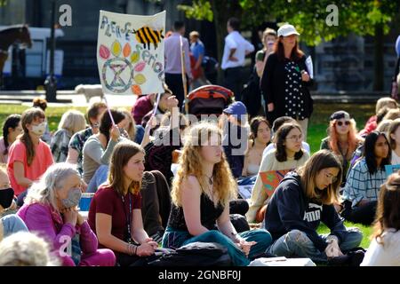 Bristol, Großbritannien. September 2021. Demonstranten im Schulalter überspringen die Schule, um sich auf College Green zu versammeln, um den Protest gegen das mangelnde Handeln der Regierung in Bezug auf den Klimawandel fortzusetzen. Dies wird der erste öffentliche Klimastreik sein, seit Greta Thunberg die Stadt im Februar 2020 besucht hat. Kredit: JMF Nachrichten/Alamy Live Nachrichten Stockfoto