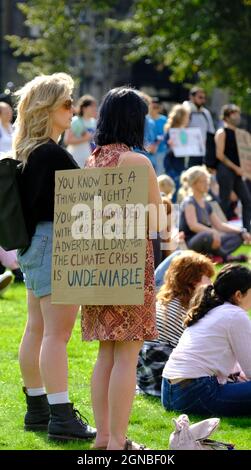 Bristol, Großbritannien. September 2021. Demonstranten im Schulalter überspringen die Schule, um sich auf College Green zu versammeln, um den Protest gegen das mangelnde Handeln der Regierung in Bezug auf den Klimawandel fortzusetzen. Dies wird der erste öffentliche Klimastreik sein, seit Greta Thunberg die Stadt im Februar 2020 besucht hat. Kredit: JMF Nachrichten/Alamy Live Nachrichten Stockfoto