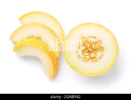 Geschnittene galia Melone isoliert auf weißem Hintergrund. Draufsicht Stockfoto